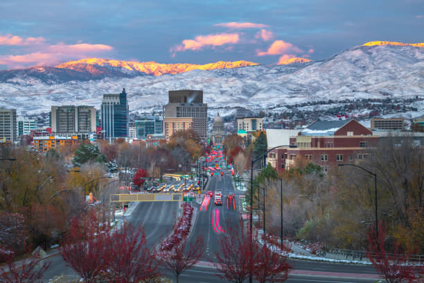 tráfico en el centro de boise, idaho al atardecer - idaho fotografías e imágenes de stock