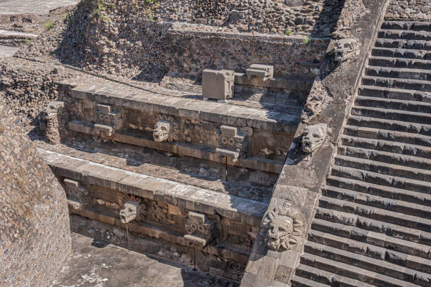 têtes sculptées représentant des têtes de serpent à plumes dans le temple quetzalcoatl à teotihuacan, au mexique. - north american tribal culture photography color image horizontal photos et images de collection