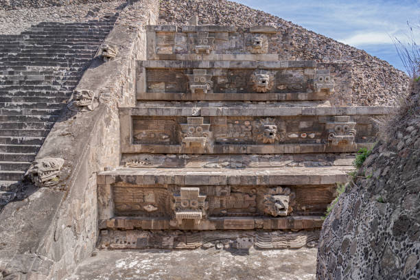 têtes sculptées représentant des têtes de serpent à plumes dans le temple quetzalcoatl à teotihuacan, au mexique. - north american tribal culture photography color image horizontal photos et images de collection
