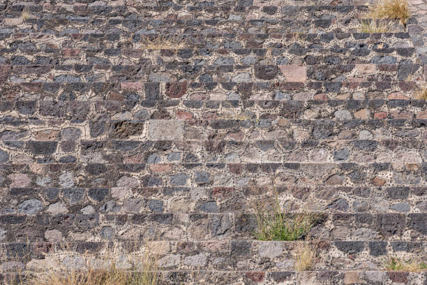 felstreppe in der historischen mexikanischen stätte von teotihuacan, mexiko gefunden - north american tribal culture photography color image horizontal stock-fotos und bilder