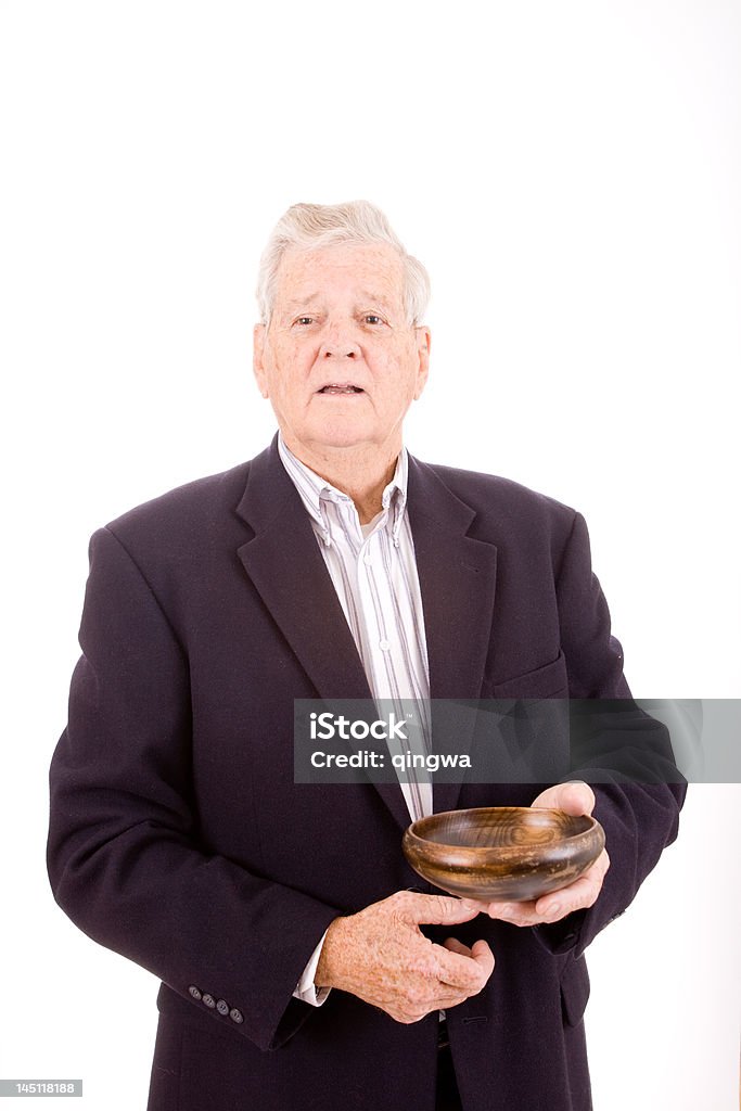 Старые Кавказский мужчина, держа Деревянная чаша, изолированные на белом фоне - Стоковые фото 60-69 лет роялти-фри