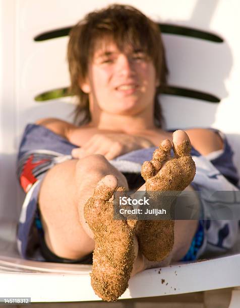 Na Praia Homem De Pé Areia - Fotografias de stock e mais imagens de Adolescente - Adolescente, Adolescência, Adulto