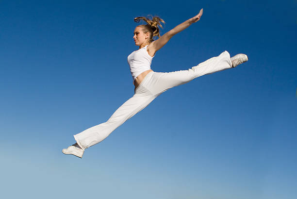 junge frau springen - the splits flexibility yoga teenage girls stock-fotos und bilder