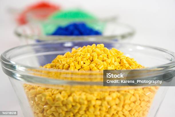 Foto de Resina Azul Vermelho Amarelo Verde Em Pratos De Vidro e mais fotos de stock de Plástico