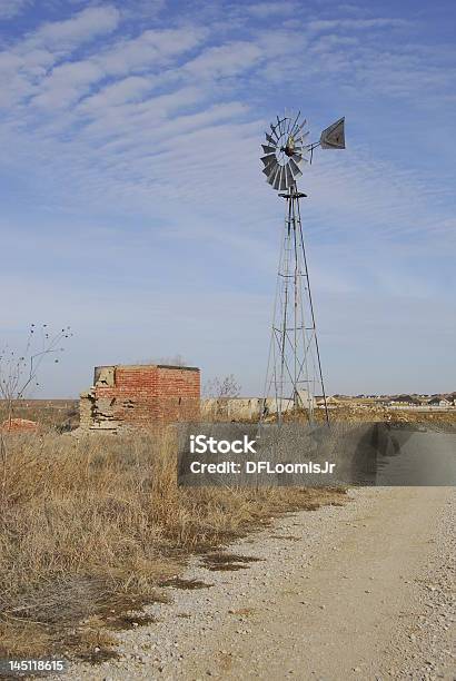 Lone Texas Moinho - Fotografias de stock e mais imagens de Oeste Selvagem - Oeste Selvagem, EUA, Moinho de vento