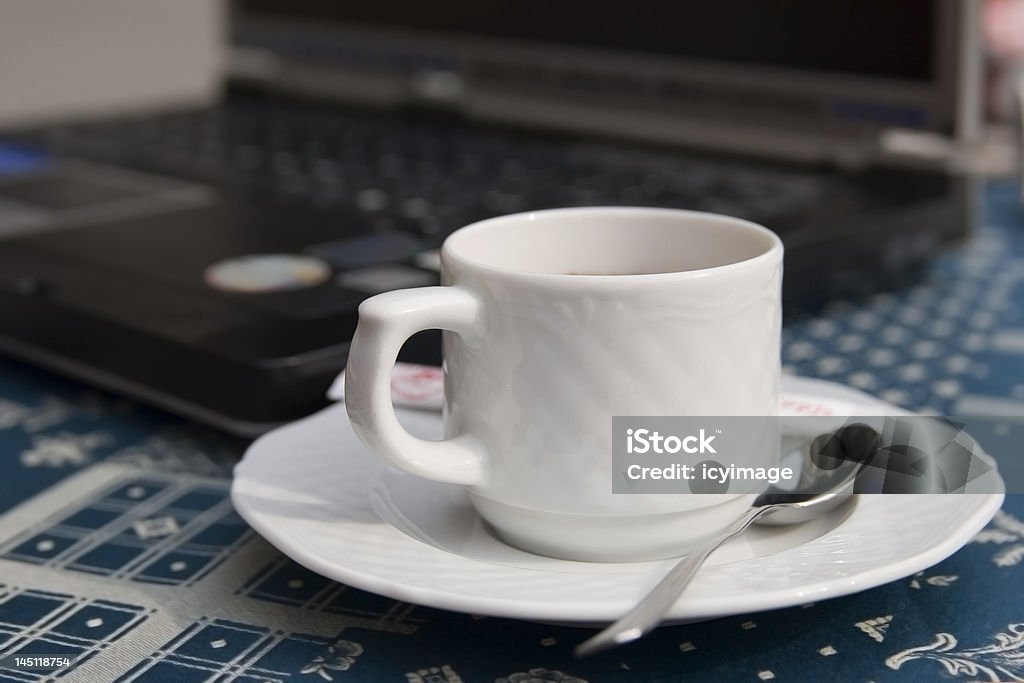 O laptop e a xícara de café - Foto de stock de Afresco royalty-free