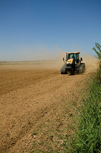 Scena ciągników rolniczych; zwiększyć gleby – zdjęcie
