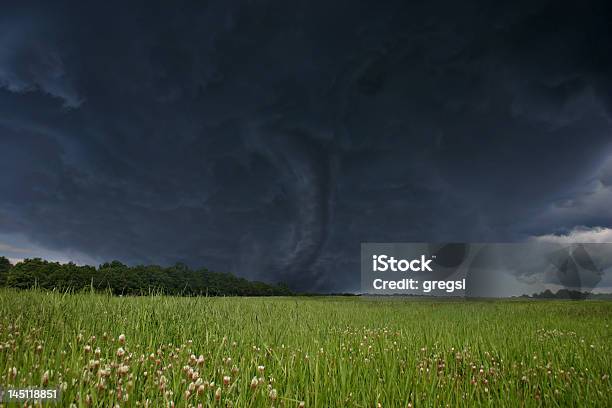 Tornado - zdjęcia stockowe i więcej obrazów Bez ludzi - Bez ludzi, Burza, Burza z piorunami