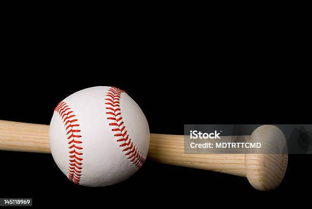 Photo libre de droit de Batte Et Ballon Sur Noir banque d'images et plus d'images libres de droit de Batte de baseball - Batte de baseball, Fond noir, Balle de baseball