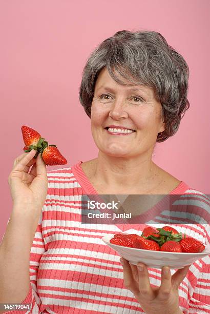 Foto de Morangos Frescos e mais fotos de stock de Morango - Morango, Terceira idade, Adulto