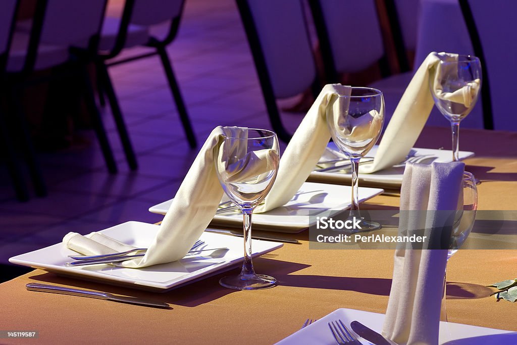 Impostazione della tabella in un ristorante - Foto stock royalty-free di Arrangiare