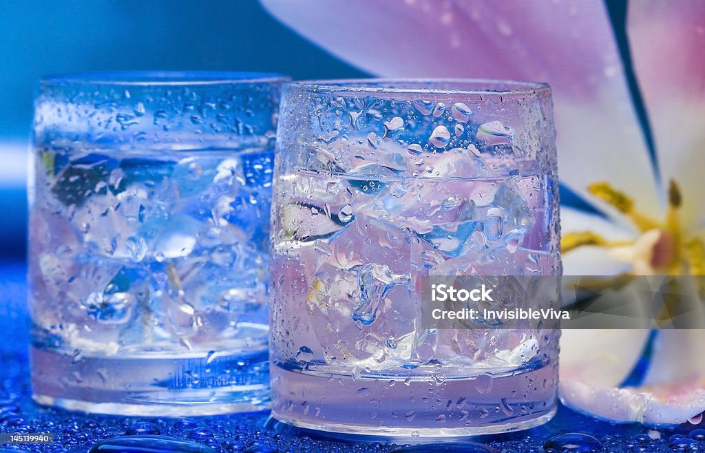 Óculos com água e Flor sobre azul - Royalty-free Alimentação Saudável Foto de stock