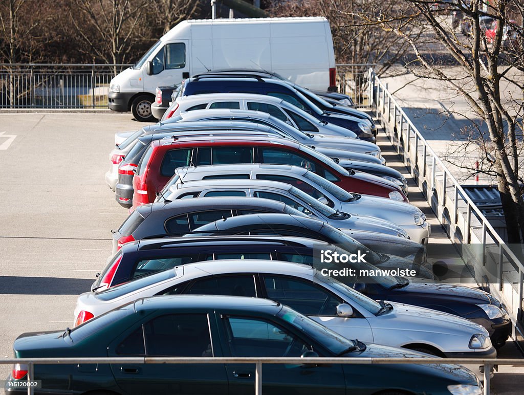 Reihe von europäischen Autos in Parkplatz - Lizenzfrei Lieferwagen Stock-Foto