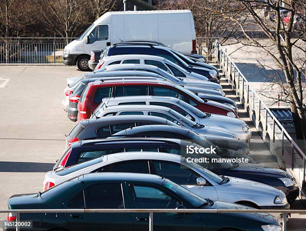 Reihe Von Europäischen Autos In Parkplatz Stockfoto und mehr Bilder von Lieferwagen - Lieferwagen, Stillstehen, Parkfläche