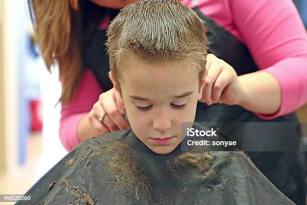 Haarschnitt Stockfoto und mehr Bilder von Attraktive Frau - Attraktive Frau, Design, Erwachsene Person