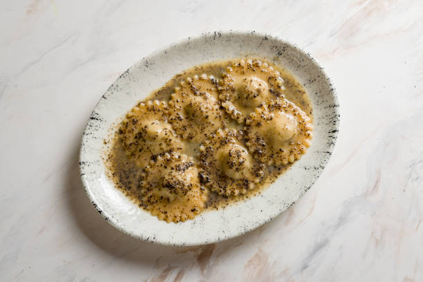 프로슈토 코토와 트러플이 있는 라비올리가 대리석 테이블 상단 보기에 있습니다. - edible mushroom mushroom ravioli basil 뉴스 사진 이미지
