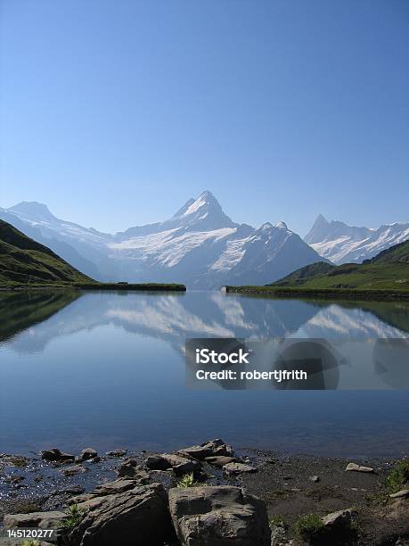 Schreckhorn Reflexão - Fotografias de stock e mais imagens de Schreckhorn - Schreckhorn, Alpes Europeus, Ao Ar Livre