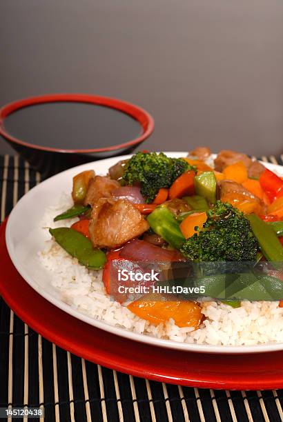 Vista Verticale Di Maiale Stir Fry - Fotografie stock e altre immagini di Alimentazione sana - Alimentazione sana, Alimento di base, Bianco