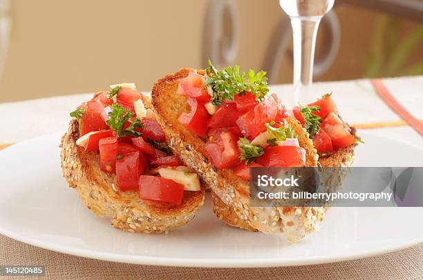 Bruschetta - Fotografie stock e altre immagini di Aglio - Alliacee - Aglio - Alliacee, Alimentazione sana, Antipasto