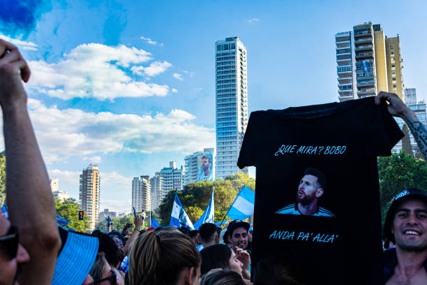 fan argentin, supporter, montrant un t-shirt estampillé d’une phrase virale prononcée par lionel messi, et des célébrations tout autour. 18 décembre 2022. - messy photos et images de collection