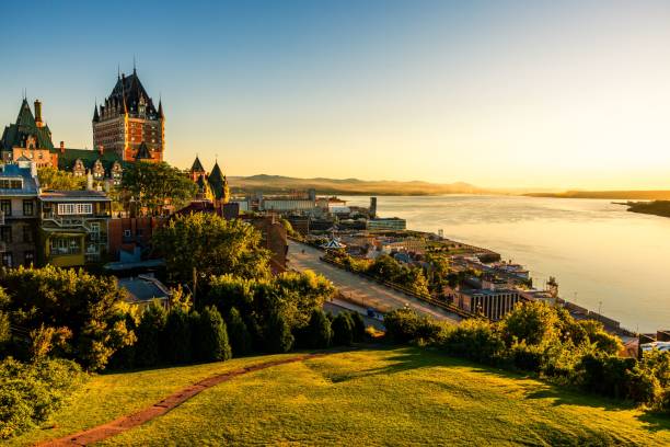 прекрасный вид на замок фронтенак в окружении зелени в квебеке, канада на восходе солнца - quebec city стоковые фото и изображения