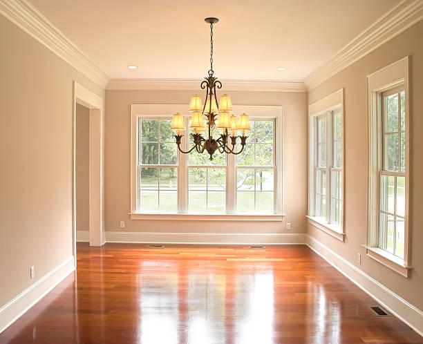 sin amueblar diningroom con muchas ventanas - molded fotografías e imágenes de stock