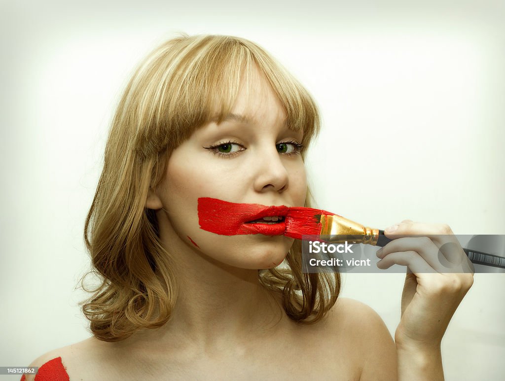 Rojo labios chica - Foto de stock de Pincel de labios libre de derechos