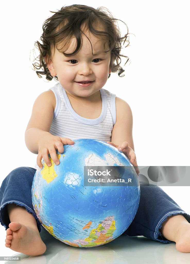 Bébé avec globe puzzle. - Photo de Globe terrestre libre de droits
