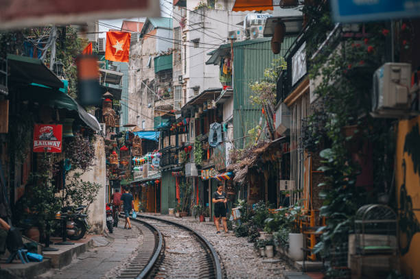 train street, hanói, vietnã - vietnam asia hanoi street - fotografias e filmes do acervo