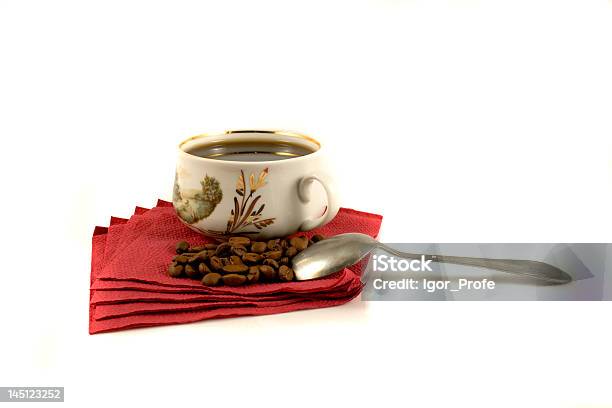 Taza De Café Aislado En Rojo Con Granos De Café De Papel Foto de stock y más banco de imágenes de Adicción