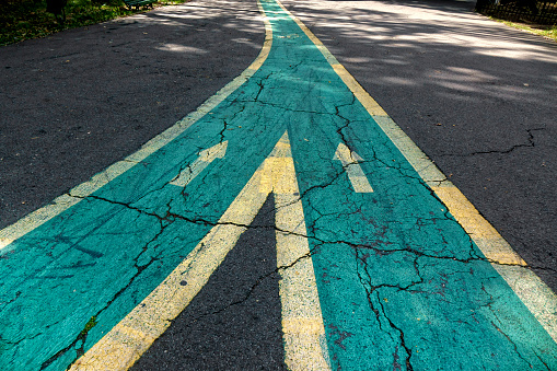 Señales de flecha de fusión en carretera asfaltada photo