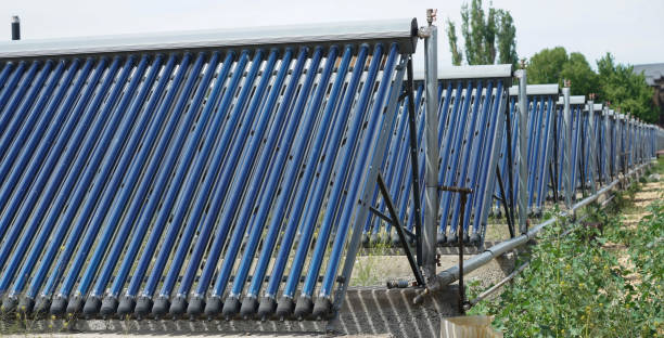 células solares de nueva generación.  primer plano del sistema de calentamiento de agua solar al vacío en la fila. agua caliente solar. - solar power station sun water collection fotografías e imágenes de stock