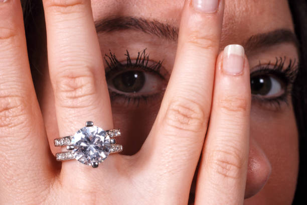 hermosa joven blanca mostrando anillo de compromiso de diamantes - women bride personal accessory adult fotografías e imágenes de stock