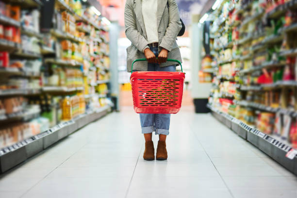 allée du supermarché, jambes de femme et panier pour faire les courses en épicerie. clients, épicerie biologique et aliments sains sur les tablettes de vente d’épicerie ou achat au détail respectueux de l’environnement dans un magasin de santé - faire les courses photos et images de collection