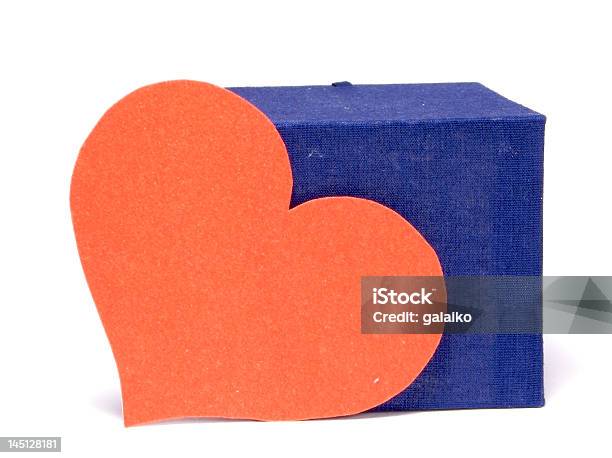 Caja Y Corazón Foto de stock y más banco de imágenes de Amor - Sentimiento - Amor - Sentimiento, Azul, Blanco - Color