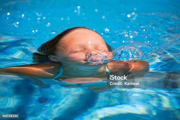 Dziewczynka Pływać W Basenie - zdjęcia stockowe i więcej obrazów Aktywny tryb życia - Aktywny tryb życia, Basen, Concept Does Not Exist