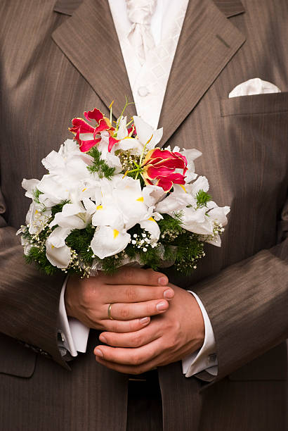 mãos do noivo segurando bouquet de casamento - haute couture beautiful smoking beauty imagens e fotografias de stock