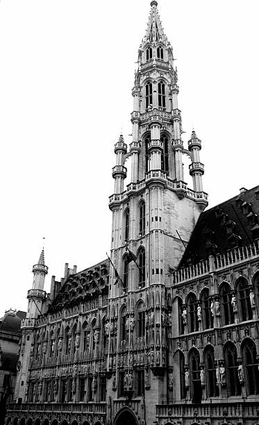 église sainte-catherine de la grand-place de bruxelles - brussels belgium market flower market photos et images de collection