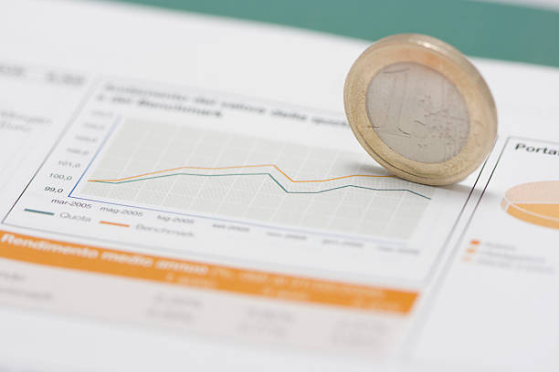 евро монеты на кромку и фондовый рынок график - analyzing pie chart scrutiny sales occupation стоковые фото и изображения