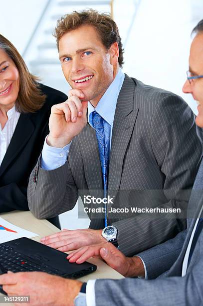 Equipo De Negocios Sonriendo Foto de stock y más banco de imágenes de Actitud - Actitud, Adulto, Adulto joven