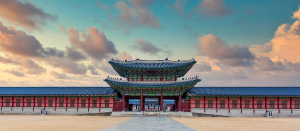 gyeongbok palast in seoul stadt, gyeongbokgung palast wahrzeichen von seoul, südkorea, koreanischehölzerne traditionelle haus in gyeongbokgung der wichtigste königliche palast der joseon-dynastie. - korea stock-fotos und bilder