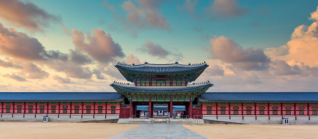 Palacio Gyeongbok en la ciudad de Seúl, Gyeongbokgung palacio de Seúl, Corea del Sur, casa tradicional de madera coreana en Gyeongbokgung el principal palacio real de la dinastía Joseon. photo