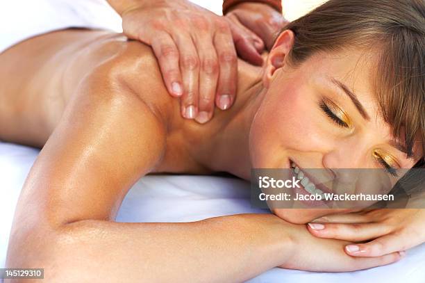 Schöne Junge Frau Eine Rückenmassage Stockfoto und mehr Bilder von Alternative Behandlungsmethode - Alternative Behandlungsmethode, Alternativer Heilberuf, Attraktive Frau