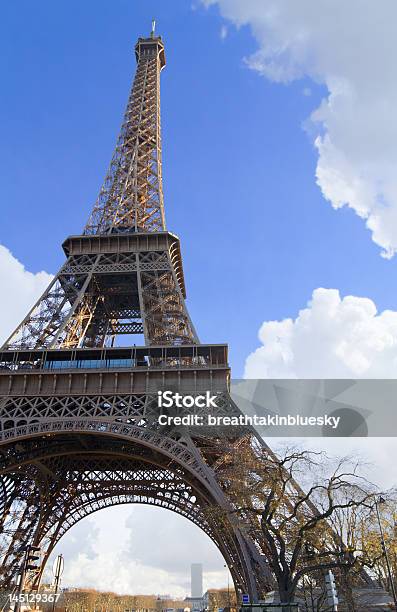 A Torre Eiffel No Início Da Primavera - Fotografias de stock e mais imagens de Alto - Descrição Física - Alto - Descrição Física, Ao Ar Livre, Arquitetura