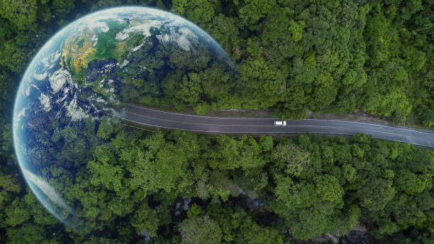 環境のための電気自動車とev電気エネルギー、地球の惑星が森を通り抜ける林道のev車、生態系生態学の健康的な環境、自然のある電気自動車、地球のエネルギーを節約します。 - transportation nature environment electric car ストックフォトと画像