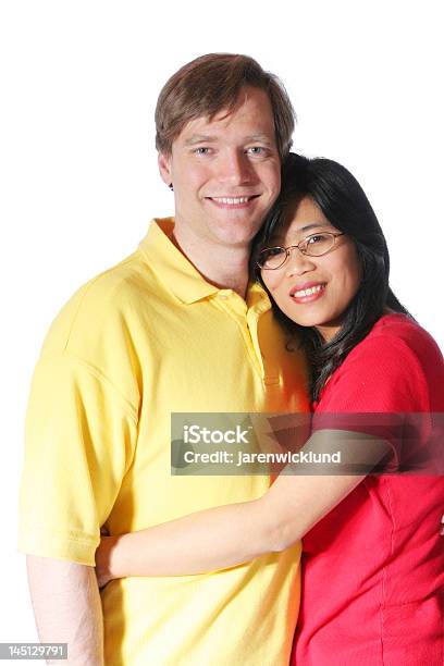 Esposo Y Esposa Multirracial Pareja Foto de stock y más banco de imágenes de Abrazar - Abrazar, Adulto, Adulto joven