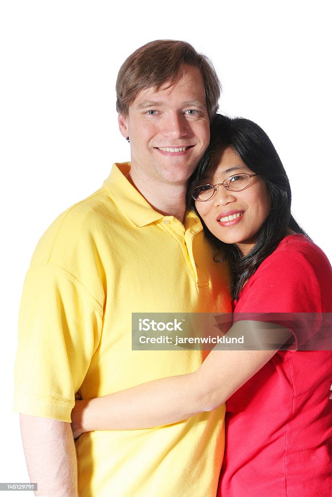 Marito e moglie coppia multirazziale - Foto stock royalty-free di Abbracciare una persona