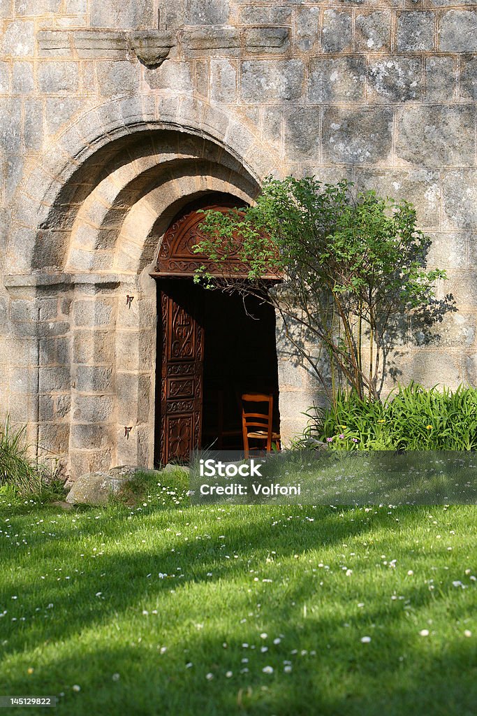 Nice entrada de um pouco de Igreja - Foto de stock de Abadia - Mosteiro royalty-free