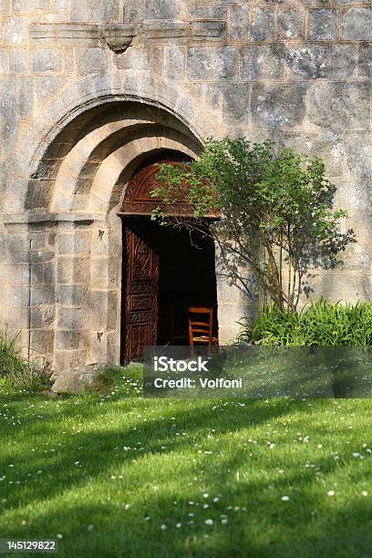 Foto de Nice Entrada De Um Pouco De Igreja e mais fotos de stock de Abadia - Mosteiro - Abadia - Mosteiro, Aberto, Antigo