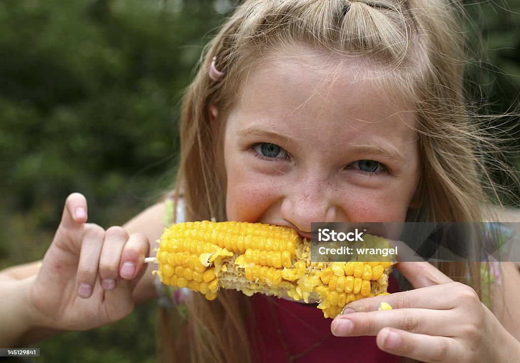 Garota comendo milho - Foto de stock de Comer royalty-free